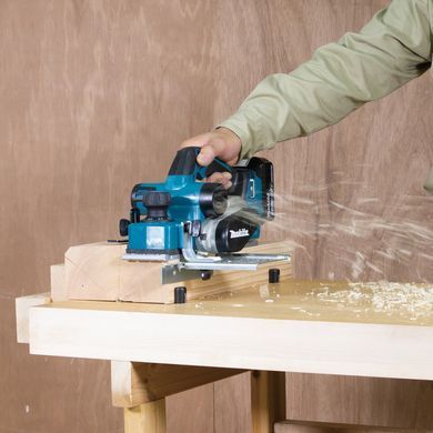 Электрорубанок по дереву с аккумулятором в кейсе Makita DKP181RTJ