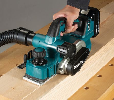 Электрорубанок по дереву с аккумулятором в кейсе Makita DKP181RTJ
