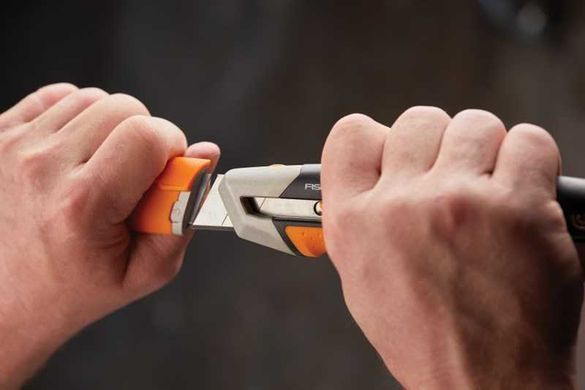 Нож с выдвижным лезвием Fiskars Pro CarbonMax 25 мм (1027228)