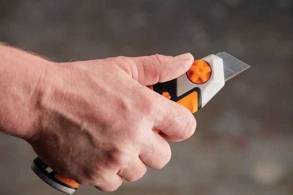 Нож с выдвижным лезвием Fiskars Pro CarbonMax 25 мм (1027228)