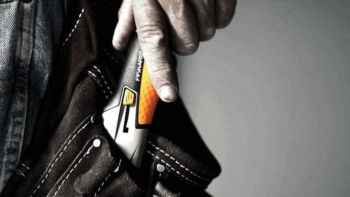 Нож с выдвижным лезвием Fiskars Pro CarbonMax 25 мм (1027228)