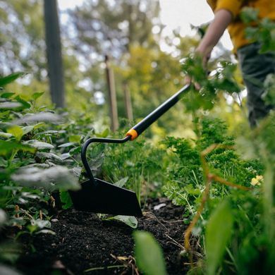 Мотика садова вузька для прополювання ґрунту 1550 мм Fiskars Solid 135713
