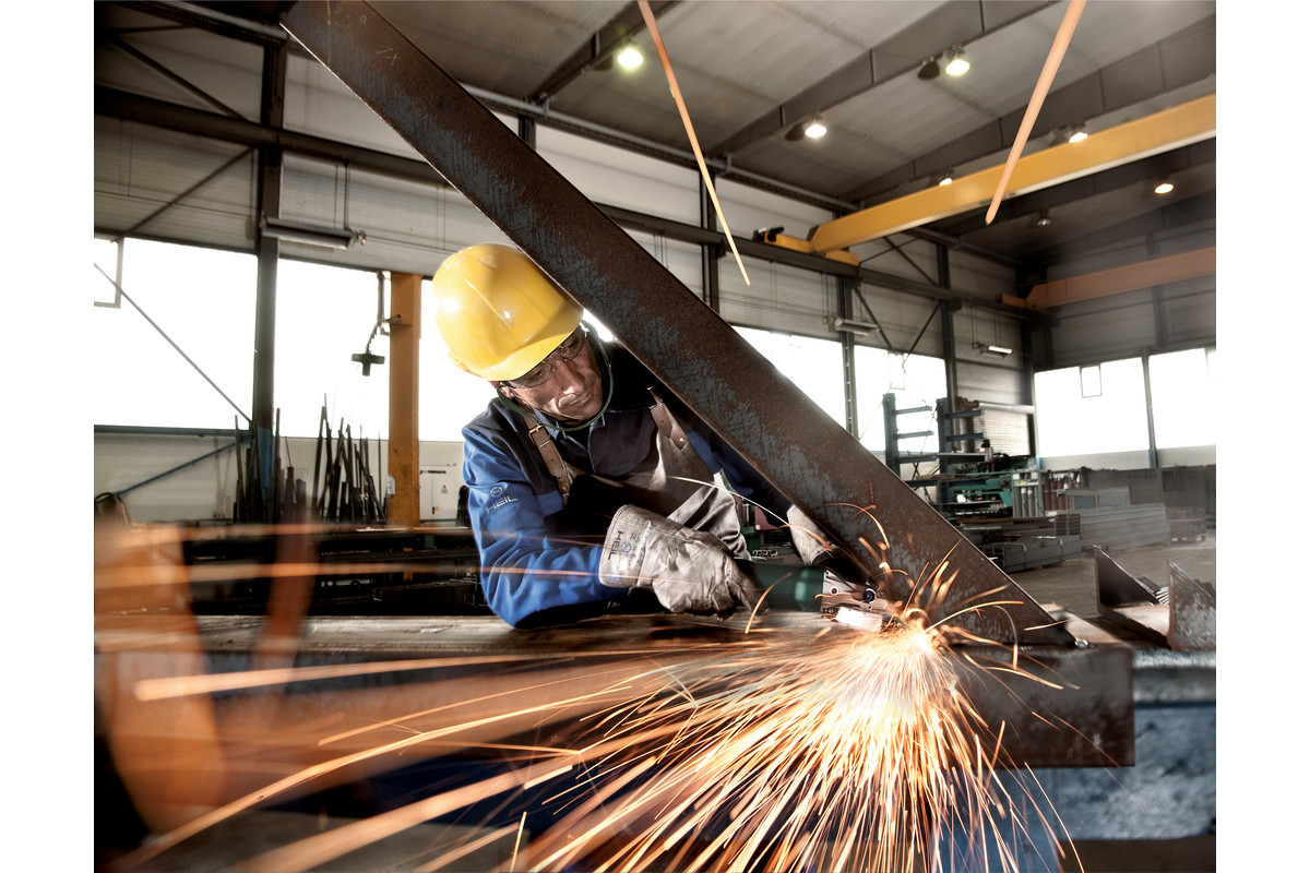 Угловая шлифмашина Metabo WEF 9-125 Quick с плоской головкой, 910 Вт, диск 125 мм