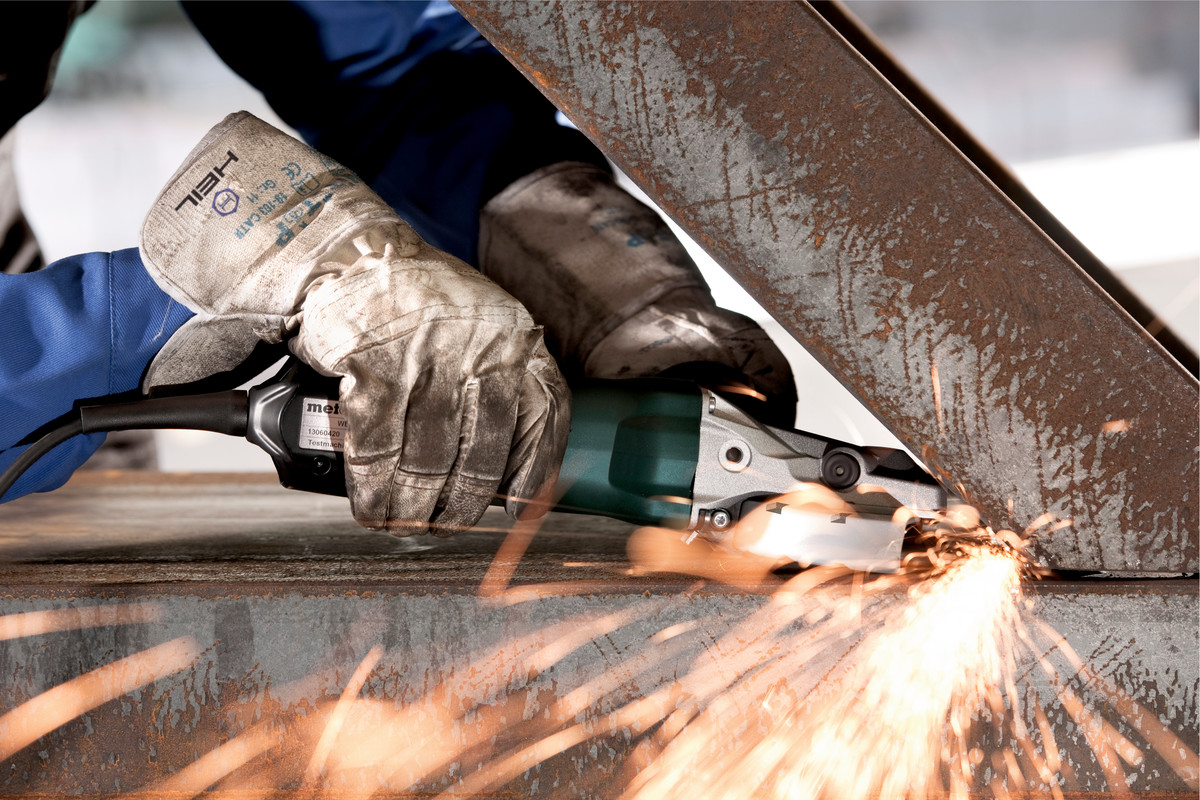 Угловая шлифмашина Metabo WEF 9-125 Quick с плоской головкой, 910 Вт, диск 125 мм