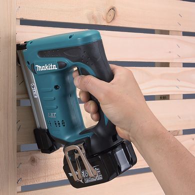 Акумуляторний степлер Makita DST221RFJ MAKPAC 18V + 2 акумулятори