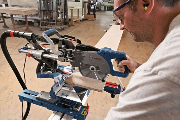 BOSCH ПИЛА ТОРЦЮВАЛЬНА 216мм/1600Вт GCM 8SJL