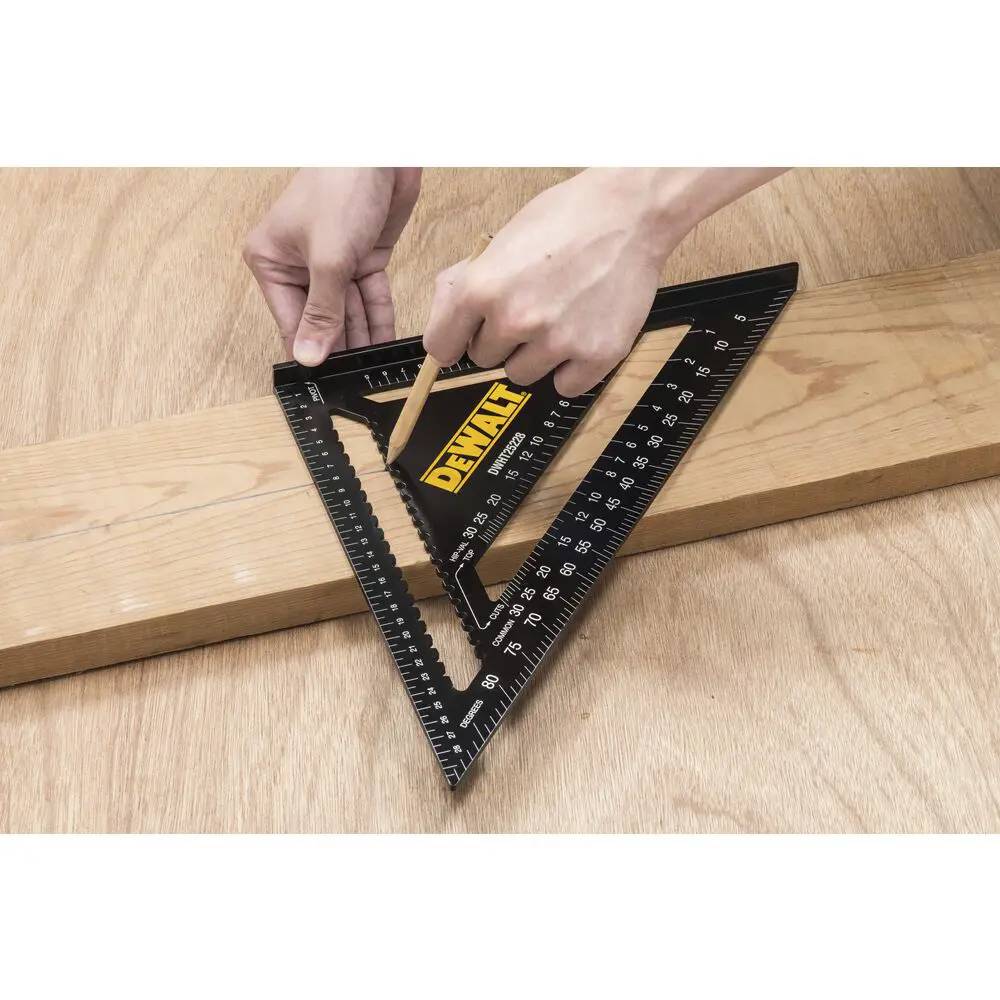 Угольник для кровельных работ DeWALT 300х300 мм, металлический DWHT25228-0