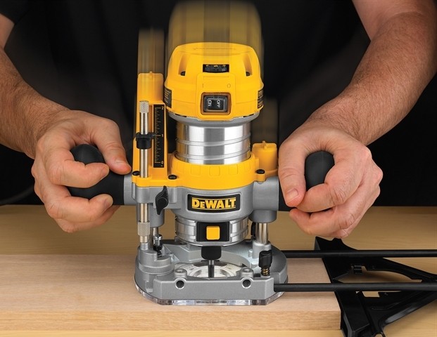 Фрезер DeWALT 900 Вт 16000–27000 об/мин D26203 с электронной регулировкой