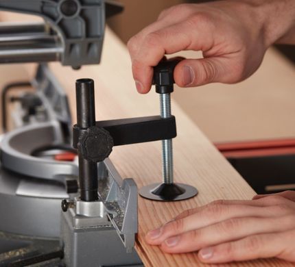 Торцювальна пилка Black&Decker BES710