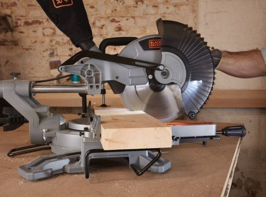 Торцювальна пилка Black&Decker BES710