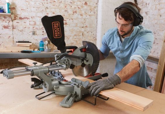 Торцювальна пилка Black&Decker BES710