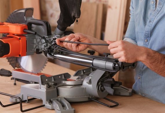 Торцювальна пилка Black&Decker BES710