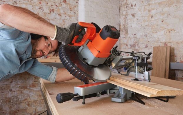 Торцювальна пилка Black&Decker BES710